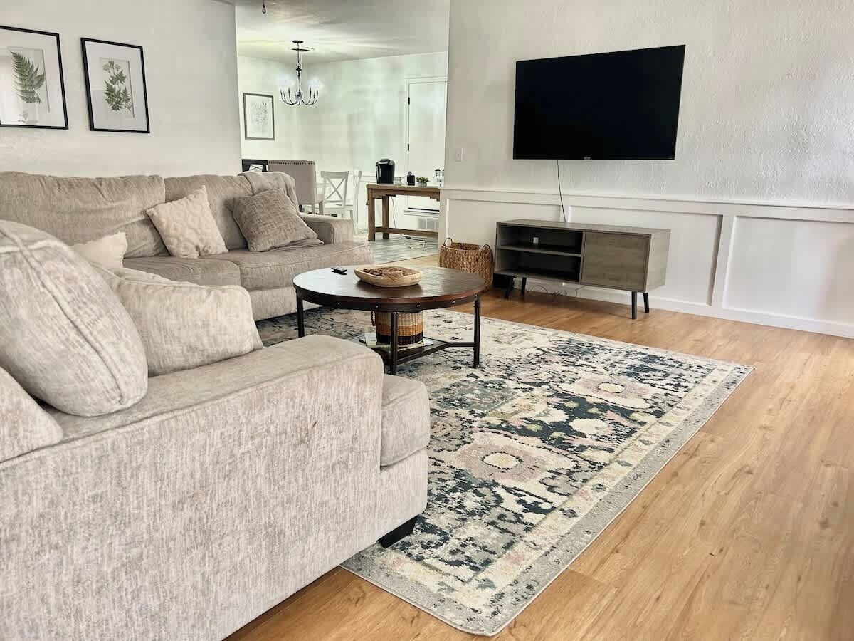 Televisio, takka, työhuone