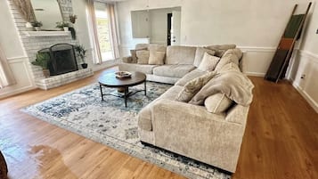 Televisión, chimenea, oficina