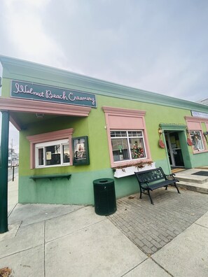 Un bâtiment sur lequel est apposée une enseigne indiquant : « Walnut Beach Creamery ».