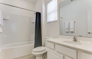 Badkar, hårtork, handdukar och tvål