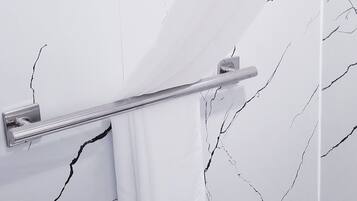 Chuveiro, produtos de toalete grátis, toalhas de banho