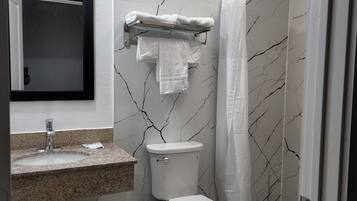 Ducha, artículos de higiene personal gratuitos y toallas