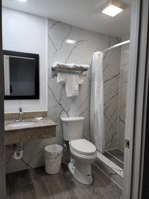 Dusche, kostenlose Toilettenartikel, Handtücher