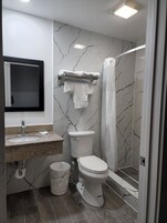 Ducha, artículos de tocador gratuitos, toallas