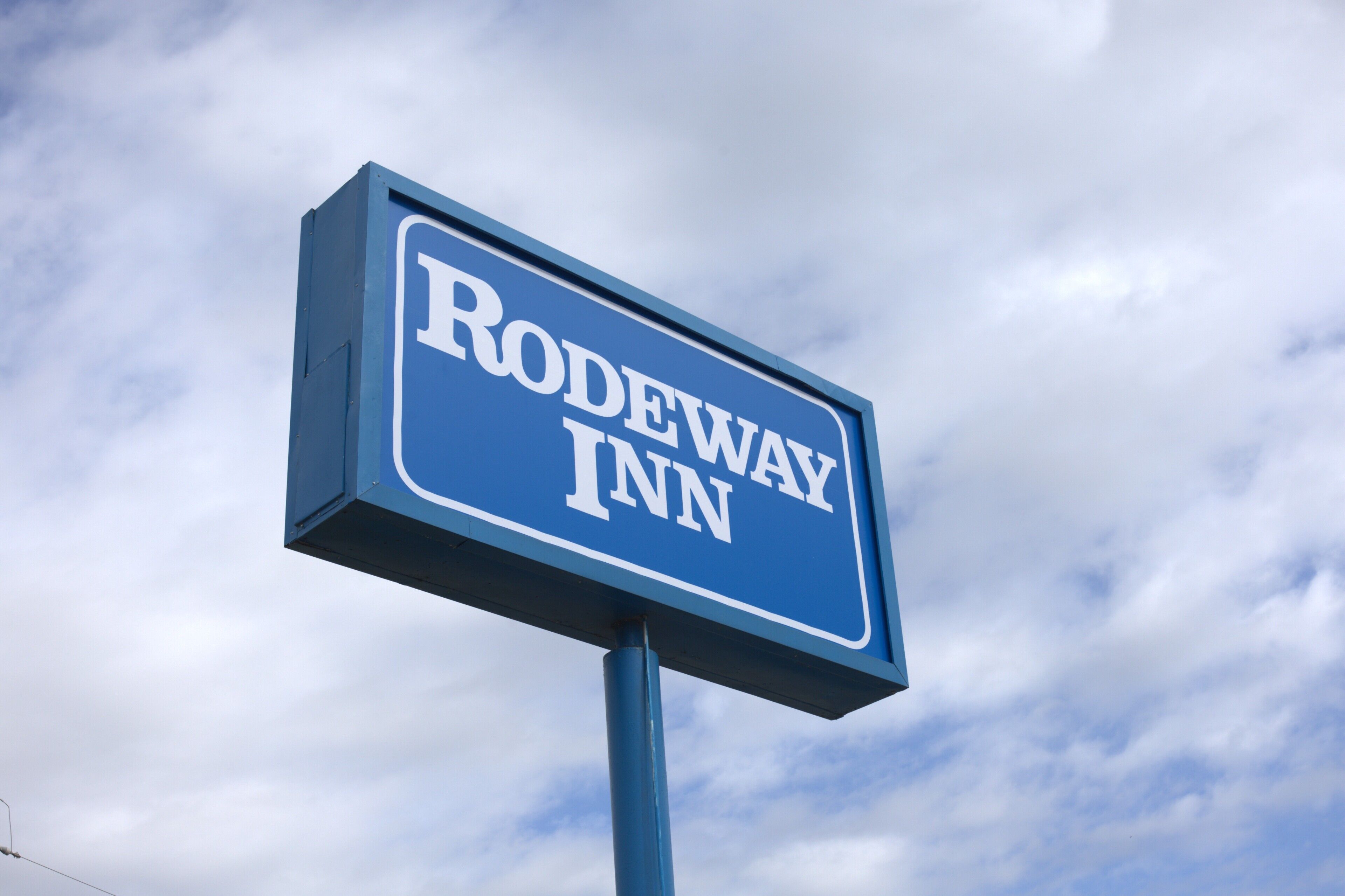 A sign for Rodeway Inn.