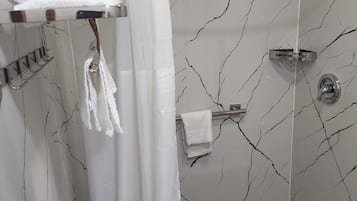 Kamar Deluks, 2 Tempat Tidur Queen, Bebas Asap Rokok | Kamar mandi | Shower, perlengkapan mandi gratis,  dan handuk
