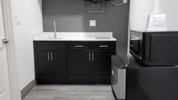 Deluxe Room, 2 Queen Beds, Non Smoking | Private kitchen