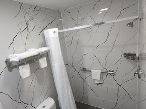 Douche, articles de toilette gratuits, serviettes fournies