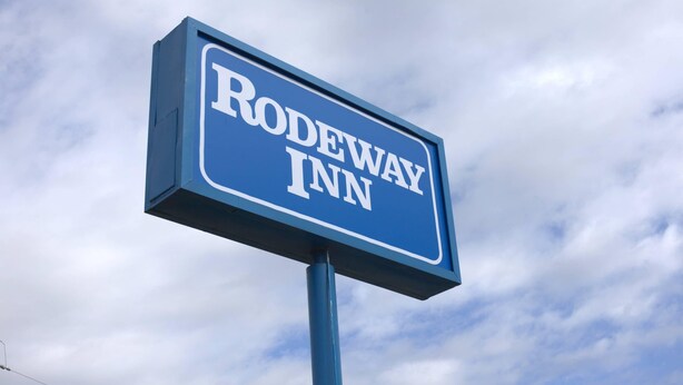A sign for Rodeway Inn.