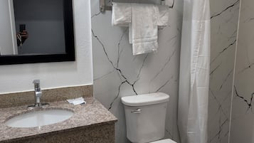 Habitació estàndard, 2 llits de matrimoni, no fumadors | Bany | Dutxa, articles de tocador gratuïts i tovalloles