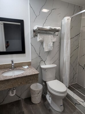 Standardrum - 2 queensize-sängar - icke-rökare | Badrum | Dusch, gratis toalettartiklar och handdukar