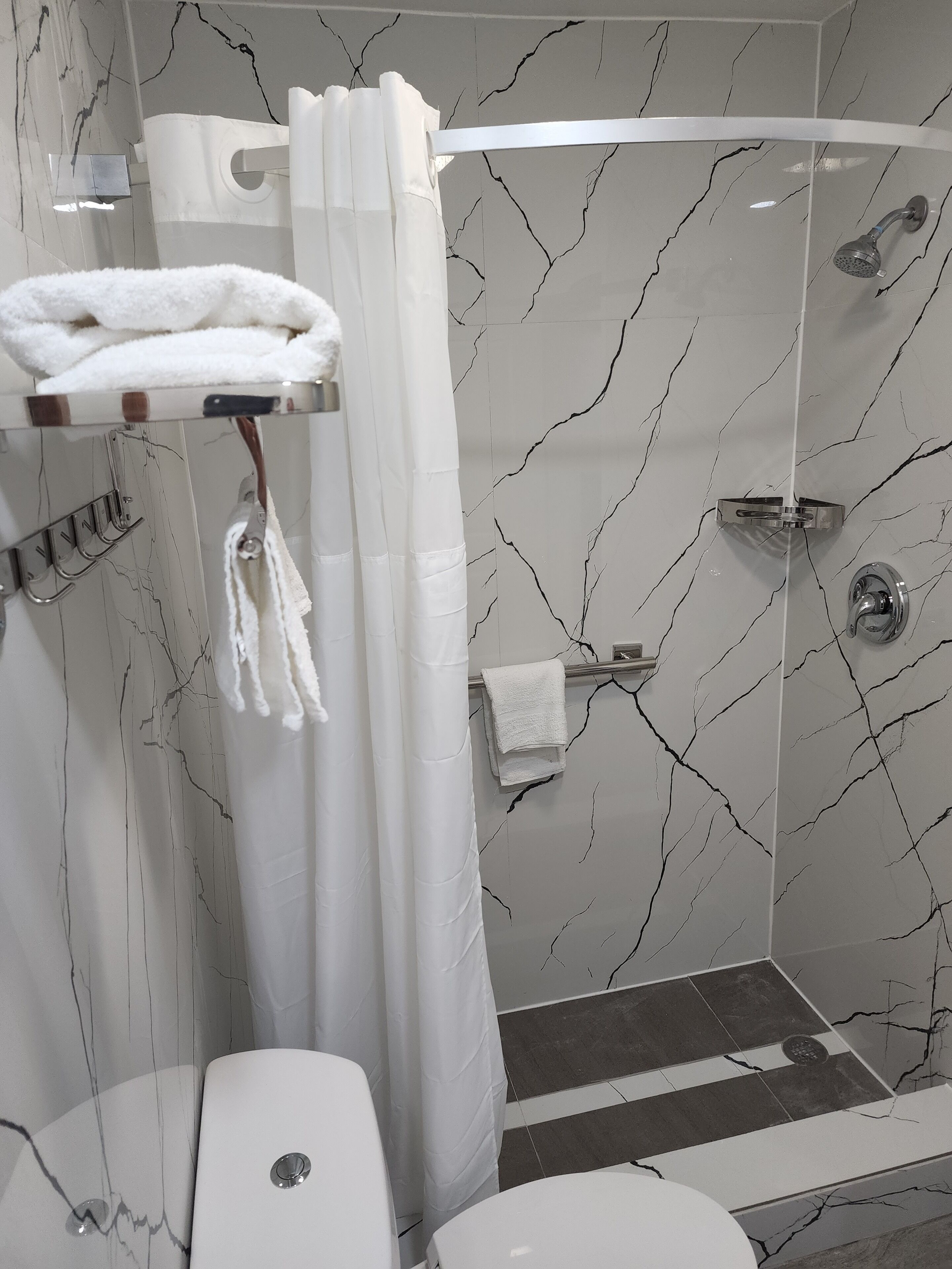 تجهيزات دش، مستلزمات مجانية للعناية الشخصية، مناشف