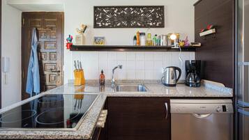 Een koelkast, een magnetron, een oven, een kookplaat