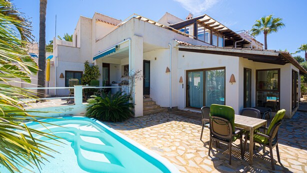 A modern house with a swimming pool, outdoor seating, and a covered patio. - 'Villa Casa Colina'with Pool and Wi-Fi (Albir)