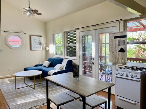 Quiet 1-bd cottage retreat with sleeping loft & work space