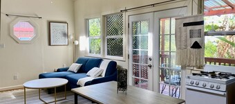 Quiet 1-bd cottage retreat with sleeping loft & work space