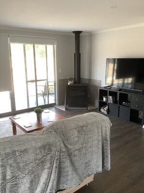 Smart-TV, peis og bøker