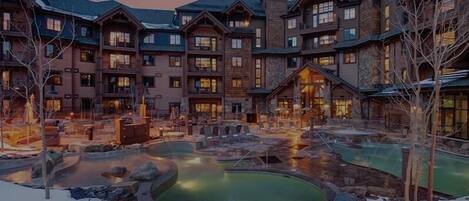 Una piscina techada, una piscina al aire libre