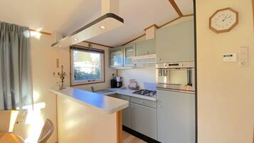 Een koelkast, een oven, een kookplaat, een koffiezetapparaat/waterkoker