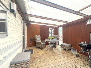 Outdoor dining - Cosy chalet with gas fireplace on the Veluwe (Hulshorst)