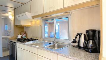 Een koelkast, een magnetron, een kookplaat