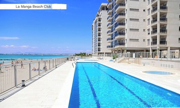 Una piscina al aire libre