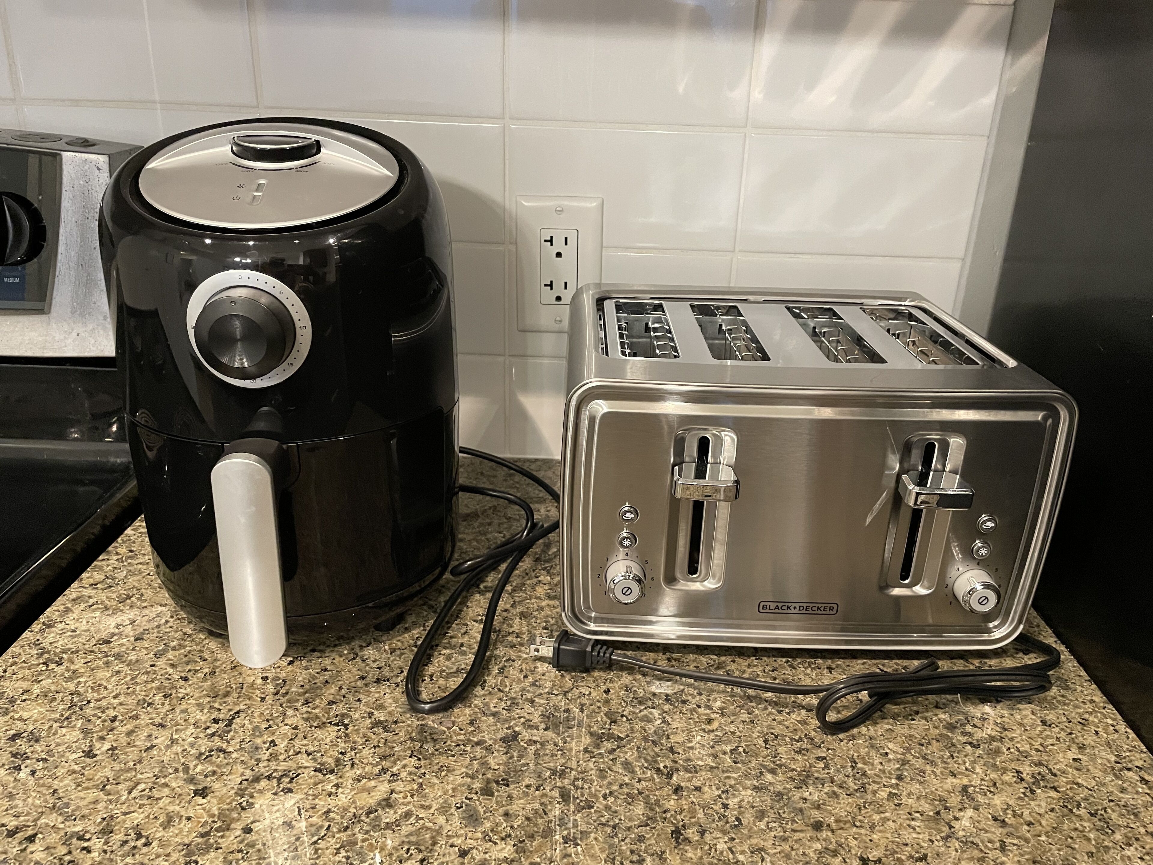 Eine Küche mit Kaffeemaschine und Toaster auf der Arbeitsfläche.