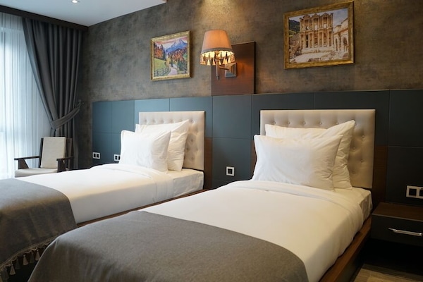 Phòng hạng Business | Bộ trải giường bằng vải cotton Ai Cập, bộ đồ giường cao cấp, minibar