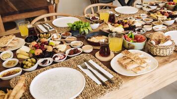 Desayuno con opciones de la cocina local incluido todos los días