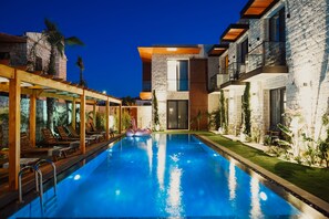 Una piscina al aire libre