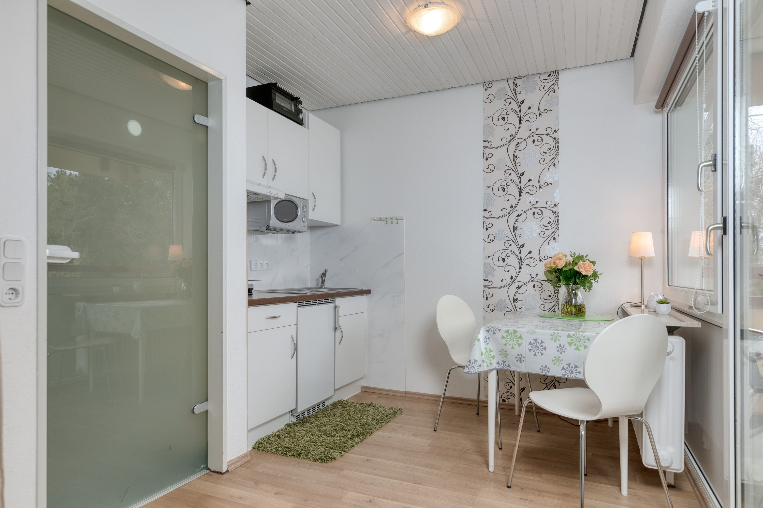 Kühlschrank, Mikrowelle, Wasserkocher mit Kaffee-/Teezubehör