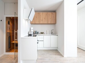 Kühlschrank, Ofen, Geschirrspüler, Wasserkocher mit Kaffee-/Teezubehör