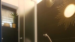 Ein modernes Badezimmer mit Toilette, Dusche und Waschbecken.
