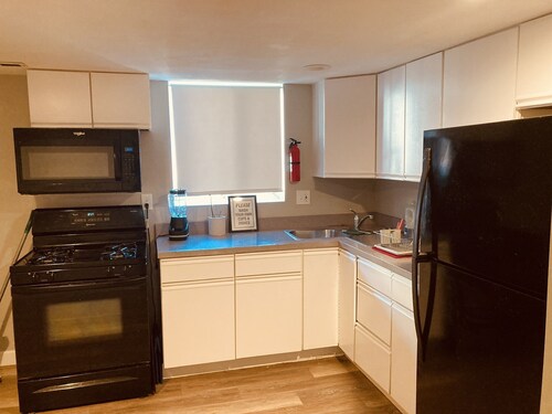 HIDDEN GEM!! 7 MINS TO AIRPORT W/ PRIVATE ENTRANCE