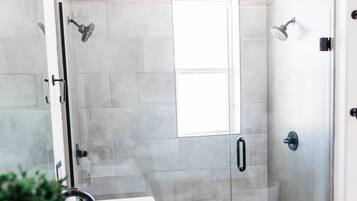 Combined shower/tub, hair dryer, bidet, towels