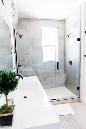 Tina con regadera, secadora de cabello, bidet, toallas 