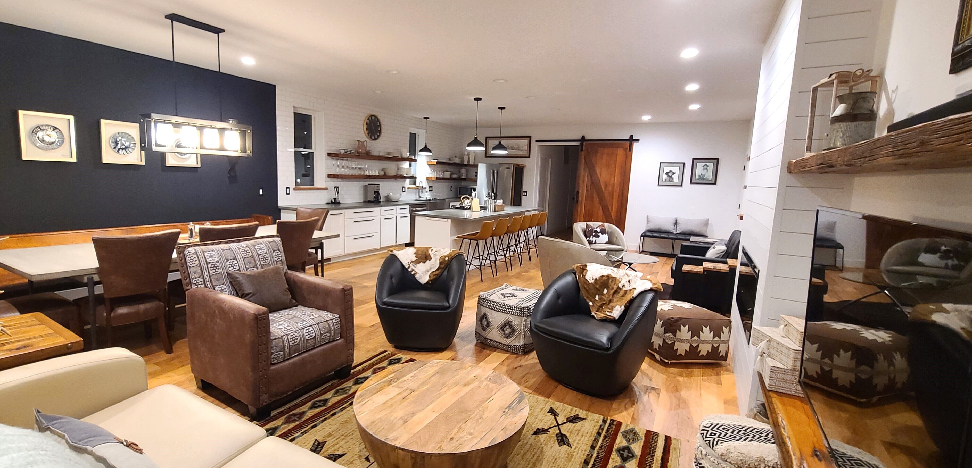 Älytelevisio, takka, kirjoja, stereot