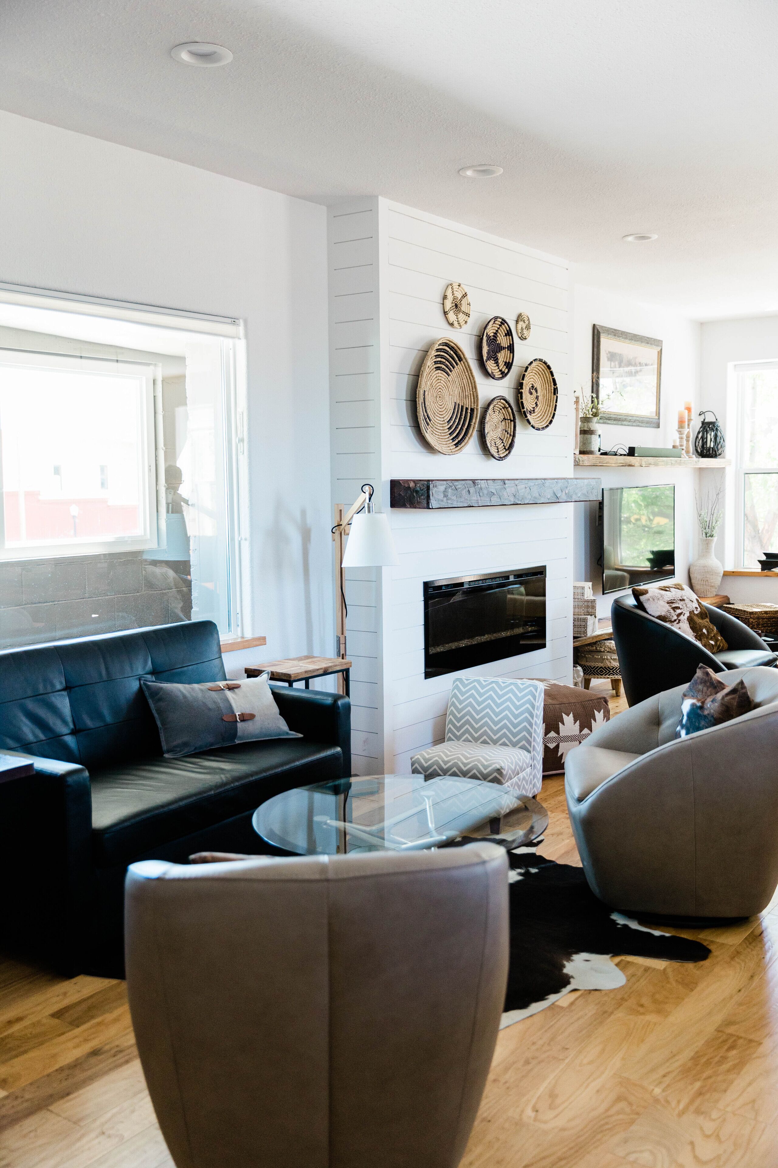 Älytelevisio, takka, kirjoja, stereot