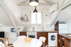 Fridge, oven, stovetop, coffee/tea maker