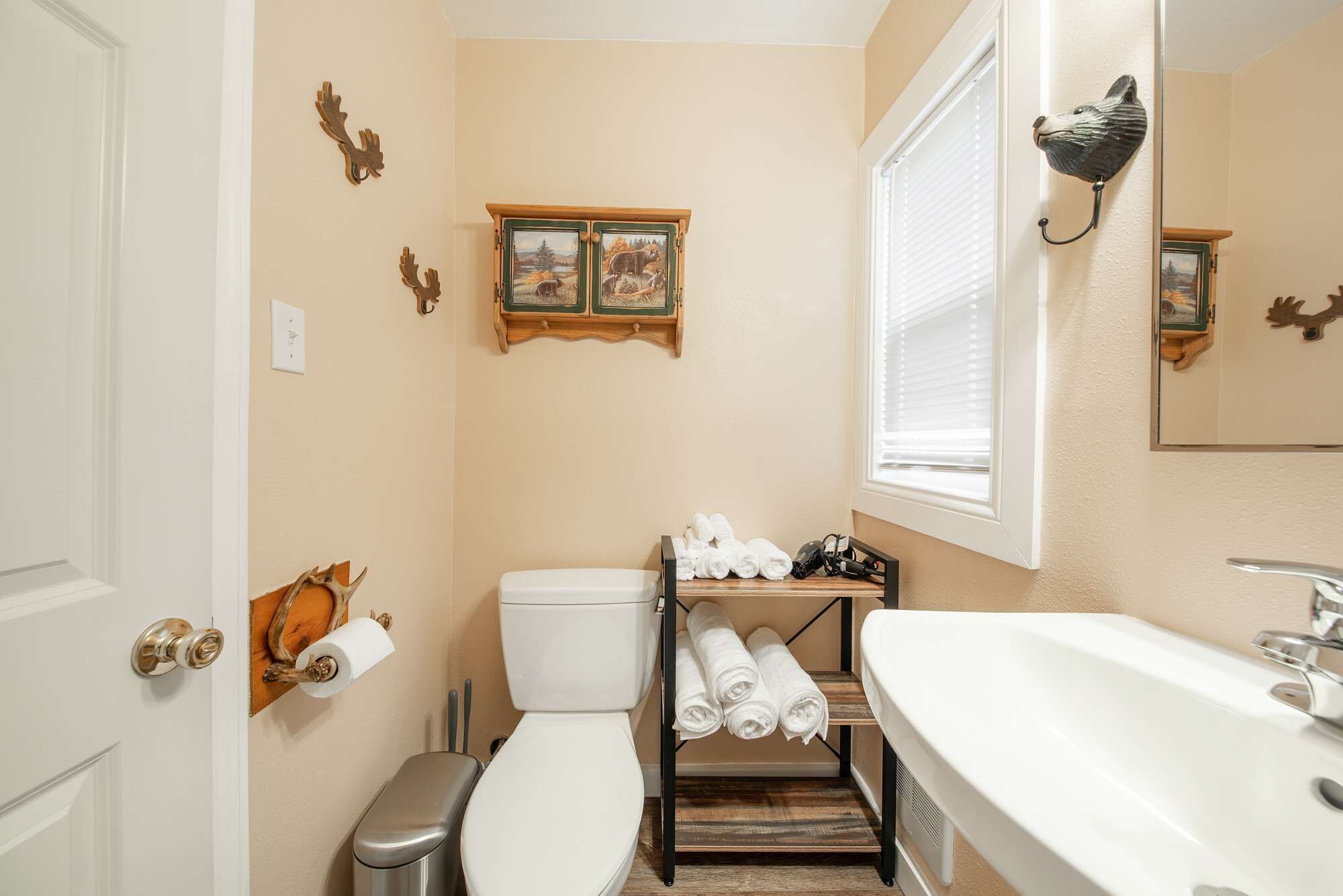 Un bagno con il water, un lavandino e un porta asciugamani.