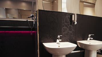 Dormitorio compartido básico, baño compartido | Baño | Toallas
