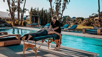 Couples treatment rooms, body treatments, aromatherapy