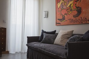 Appartamento Deluxe | Area soggiorno | Smart TV 110 cm con canali digitali, TV