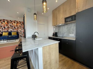 Fridge, microwave, oven, dishwasher - Renovated studio in heart of La Rochelle near port (La Rochelle)