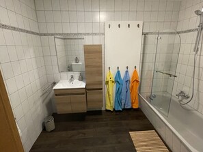 Duschwanne, Haartrockner, Handtücher, Seife