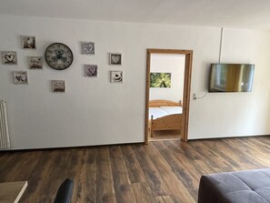 4 bedrooms, WiFi, bed sheets - Large vacation apartment in an idyllic location with massage offer (Bisterschied)