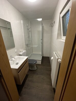 Duschwanne, Haartrockner, Handtücher, Seife