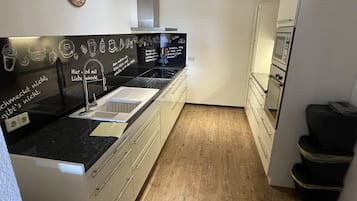 Réfrigérateur, micro-ondes, plaque de cuisson, lave-vaisselle