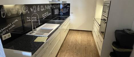 Frigorífico, microondas, placa de cocina y lavavajillas