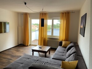 TV, books - Large vacation apartment in an idyllic location with massage offer (Bisterschied)